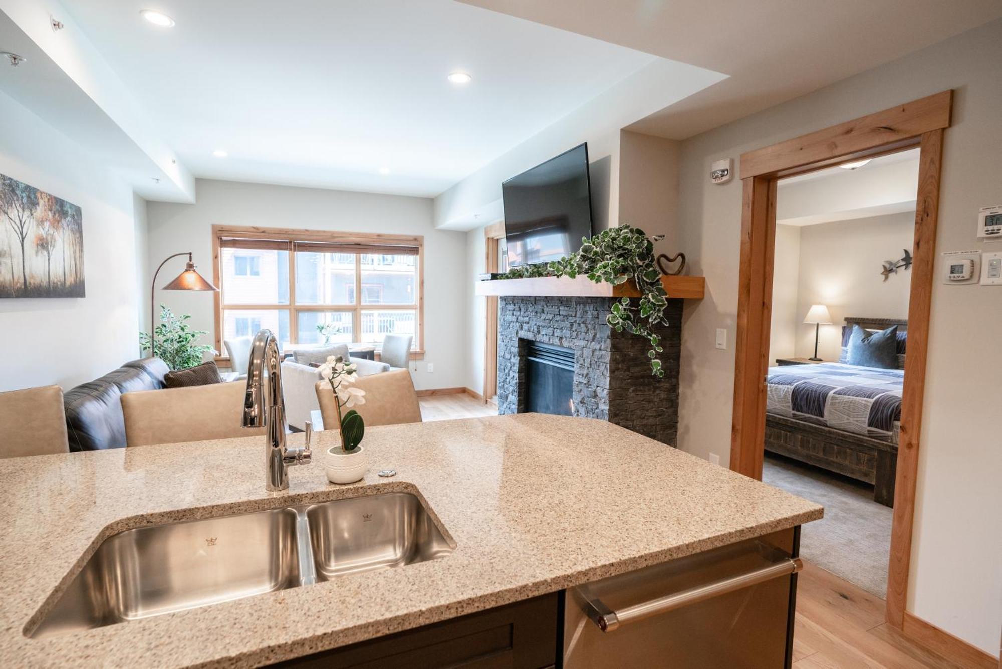 Spring Creek Luxury King One Bedroom At White Spruce Lodge Canmore Kültér fotó