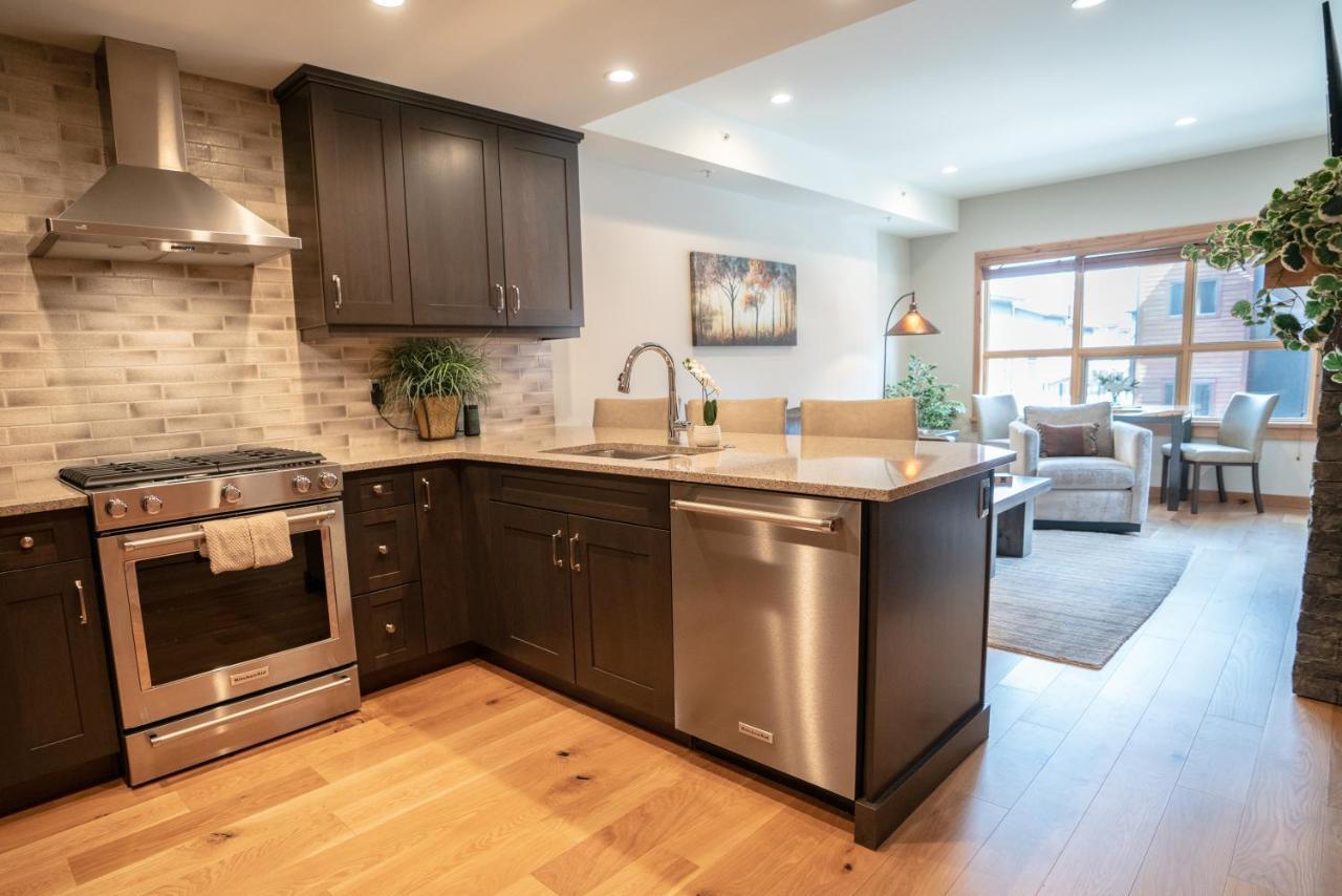 Spring Creek Luxury King One Bedroom At White Spruce Lodge Canmore Kültér fotó