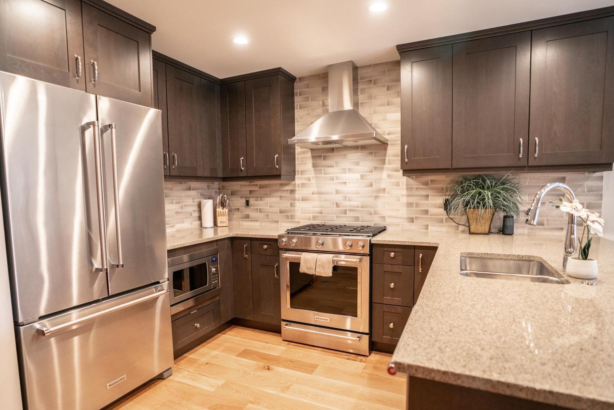 Spring Creek Luxury King One Bedroom At White Spruce Lodge Canmore Kültér fotó