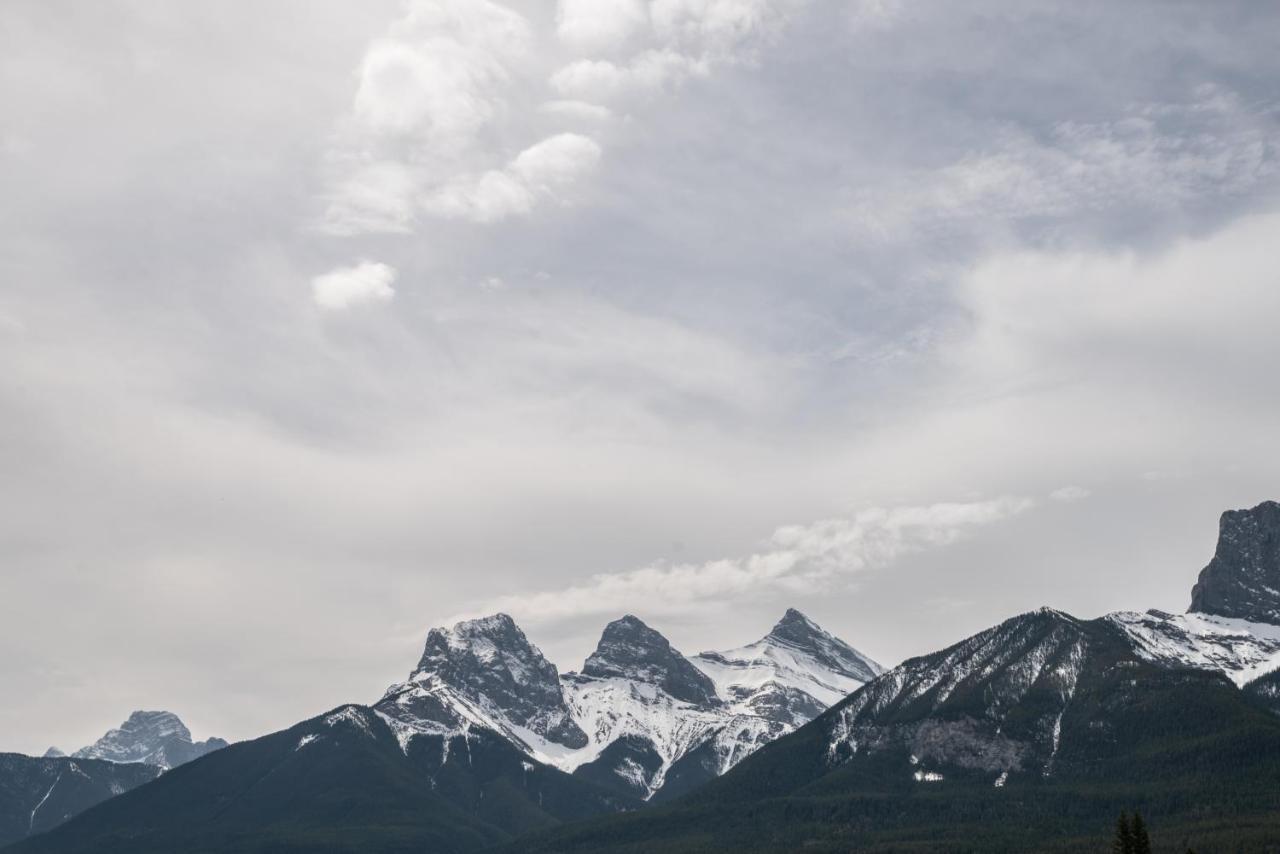 Spring Creek Luxury King One Bedroom At White Spruce Lodge Canmore Kültér fotó