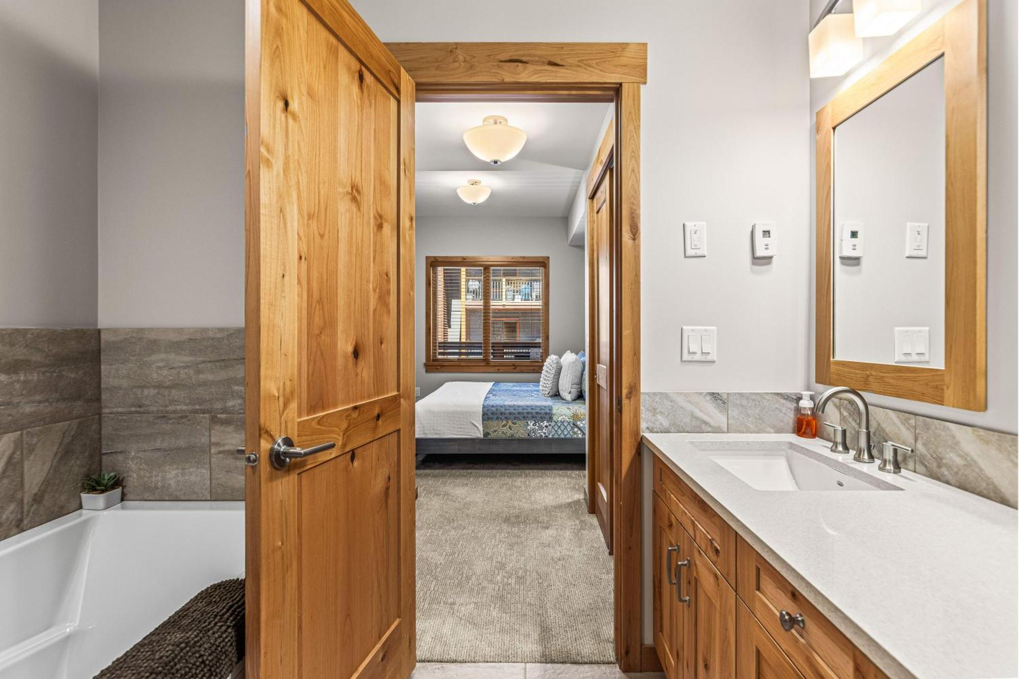 Spring Creek Luxury King One Bedroom At White Spruce Lodge Canmore Kültér fotó