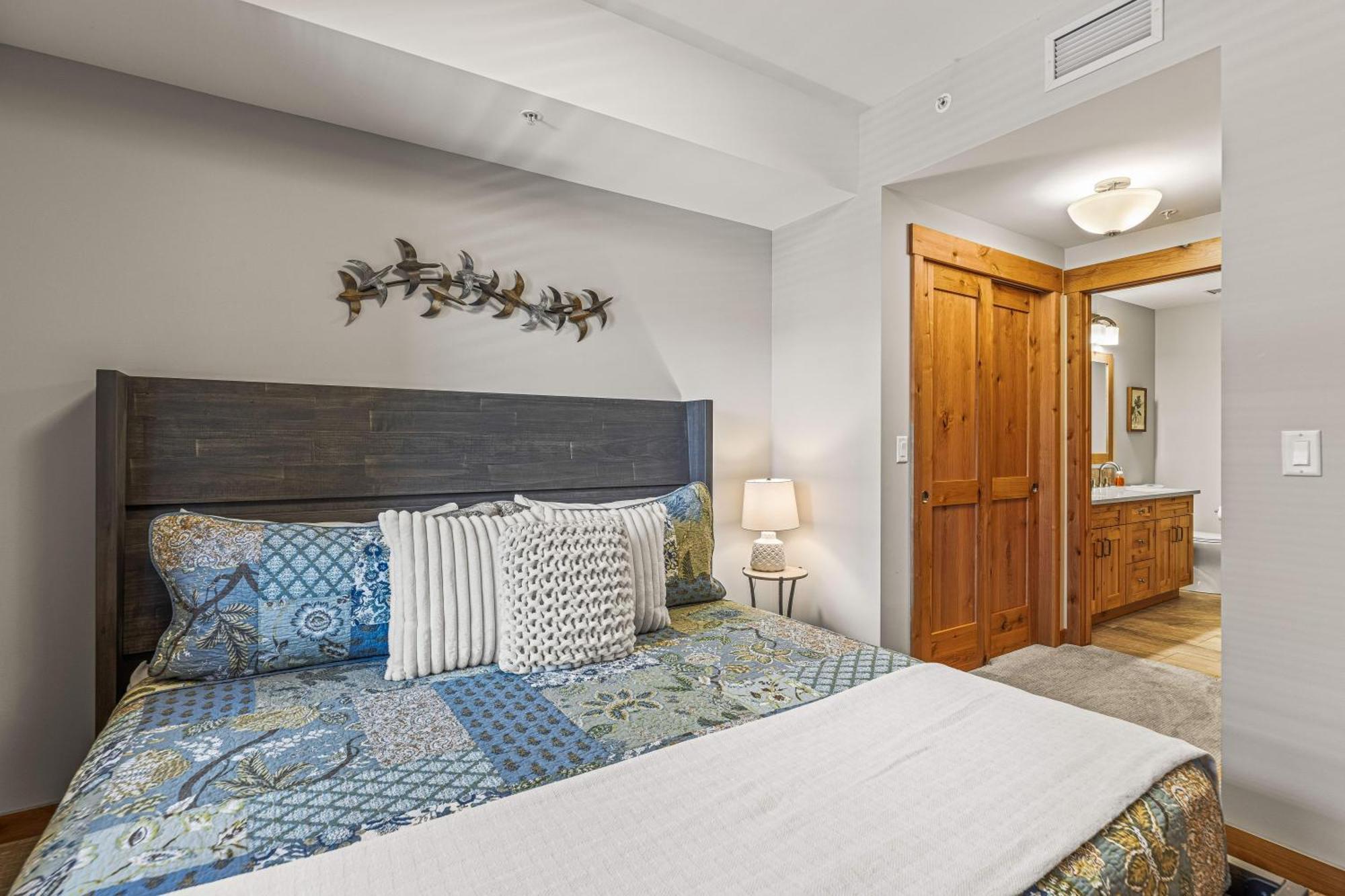 Spring Creek Luxury King One Bedroom At White Spruce Lodge Canmore Kültér fotó
