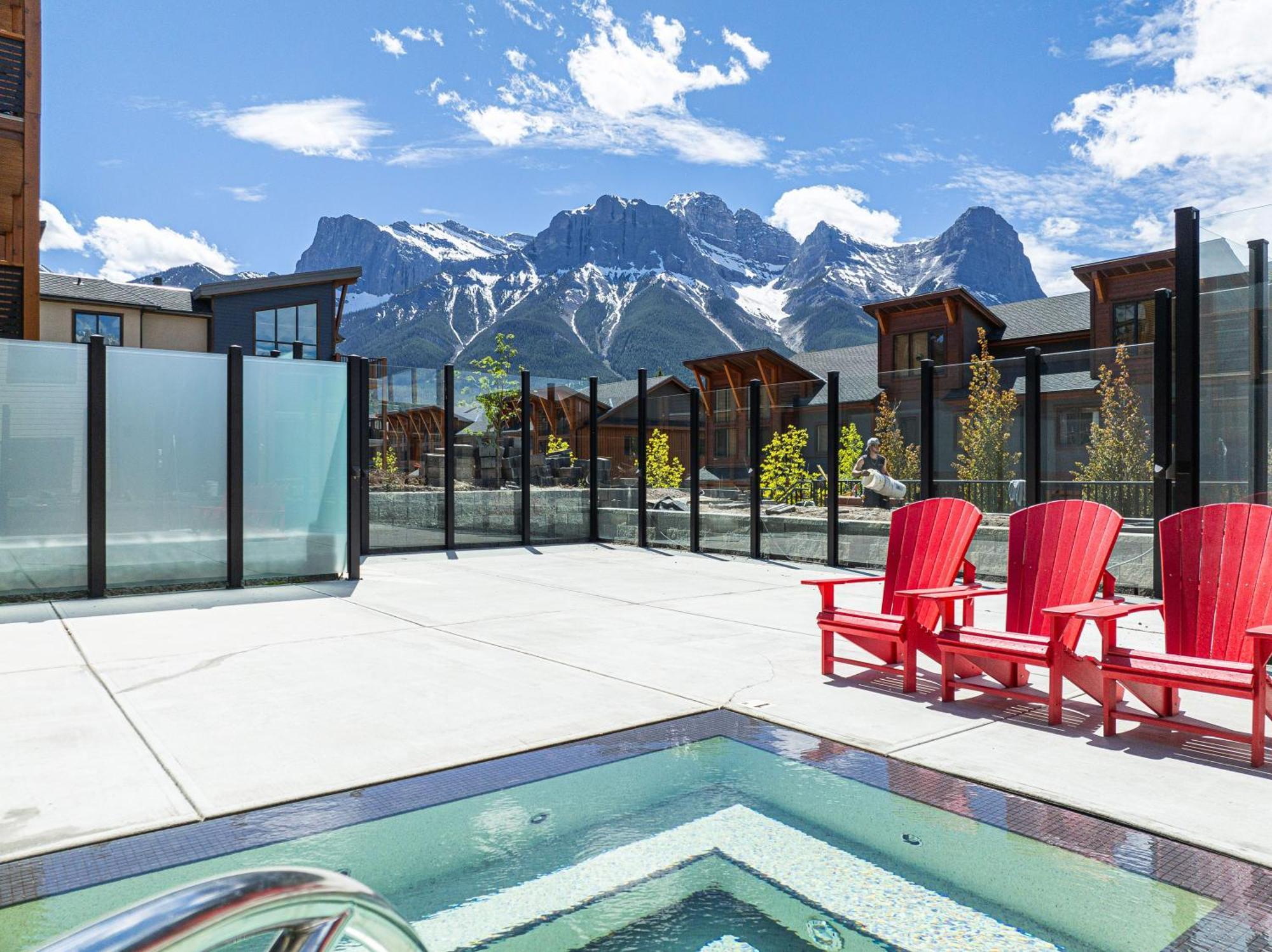 Spring Creek Luxury King One Bedroom At White Spruce Lodge Canmore Kültér fotó