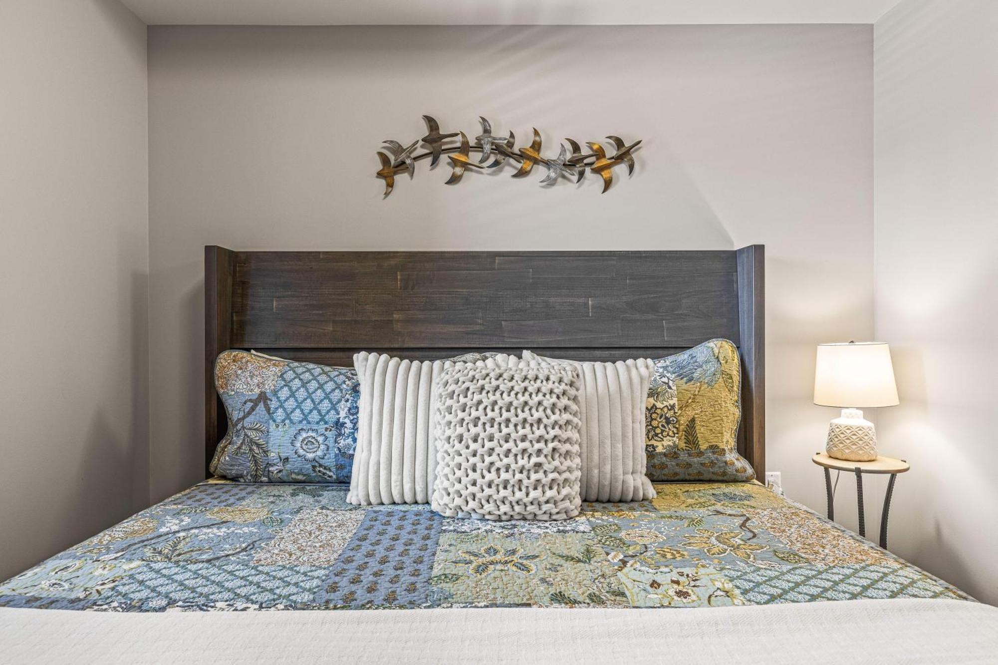 Spring Creek Luxury King One Bedroom At White Spruce Lodge Canmore Kültér fotó