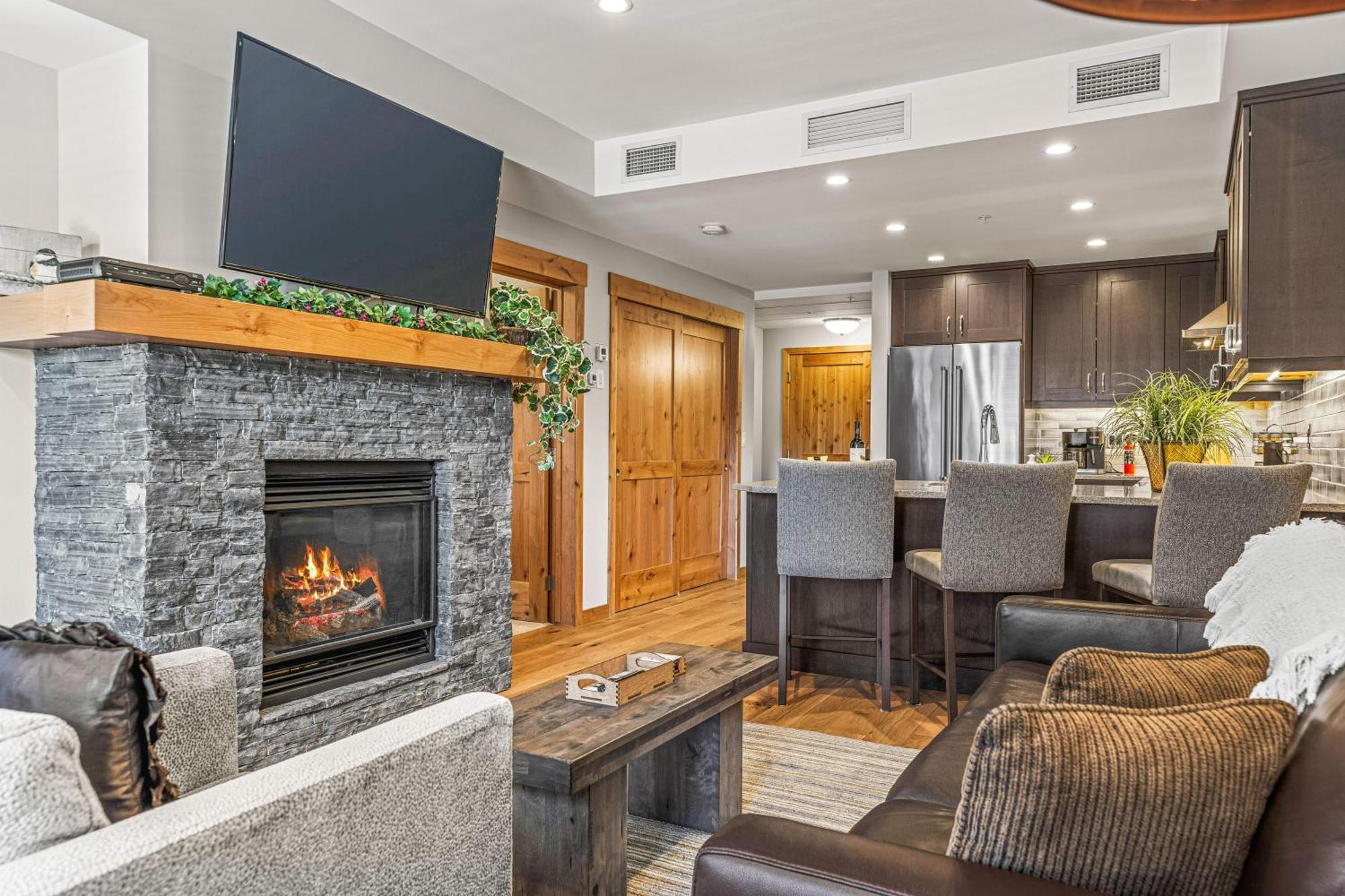 Spring Creek Luxury King One Bedroom At White Spruce Lodge Canmore Kültér fotó