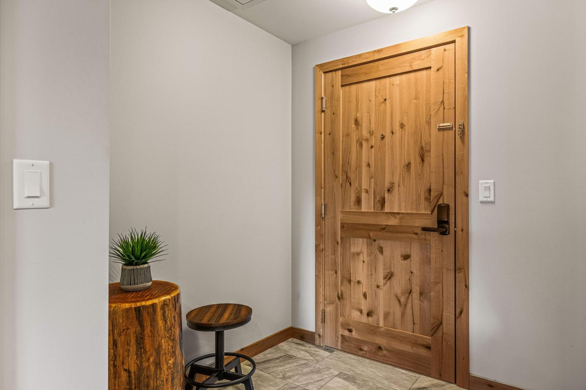 Spring Creek Luxury King One Bedroom At White Spruce Lodge Canmore Kültér fotó