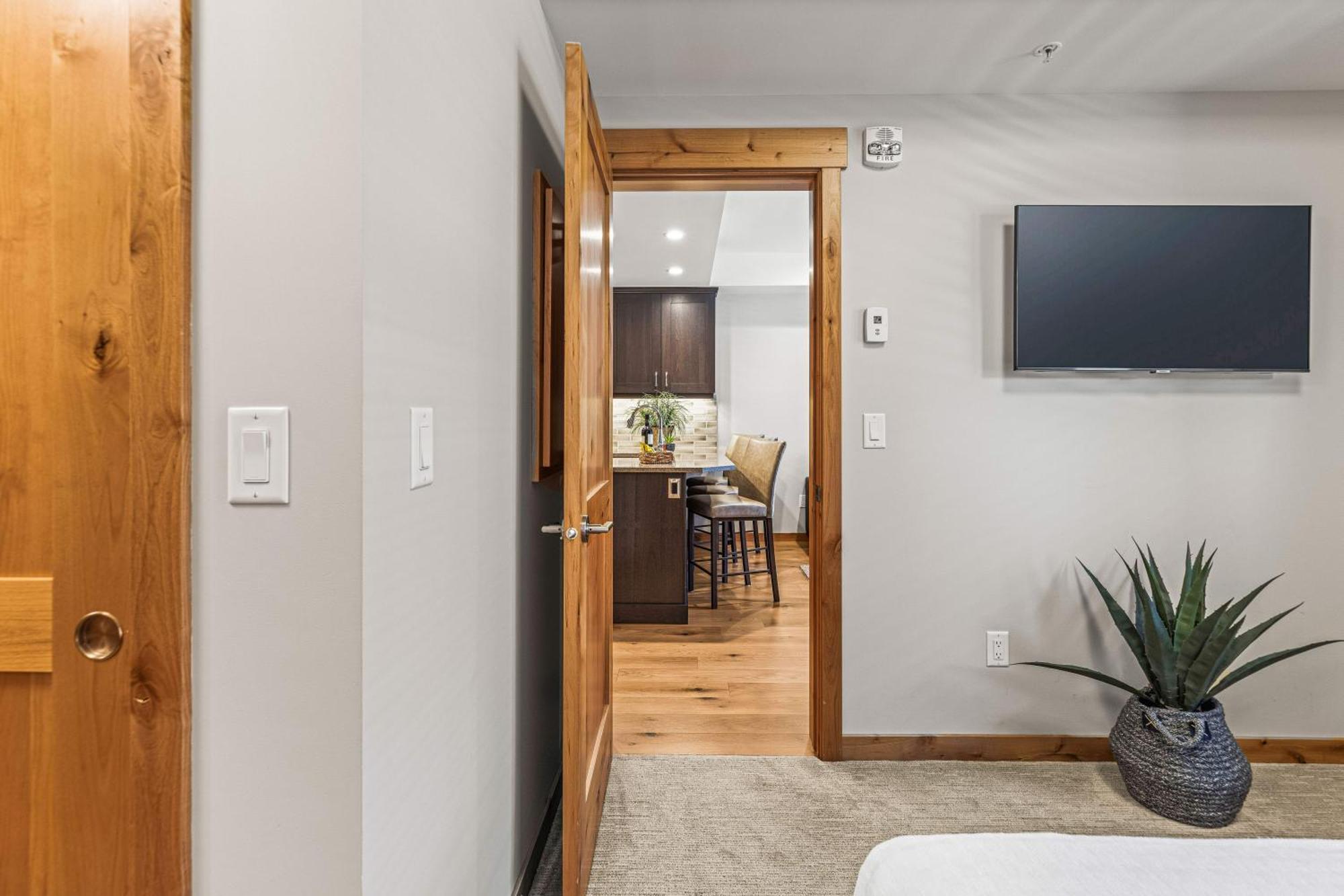 Spring Creek Luxury King One Bedroom At White Spruce Lodge Canmore Kültér fotó