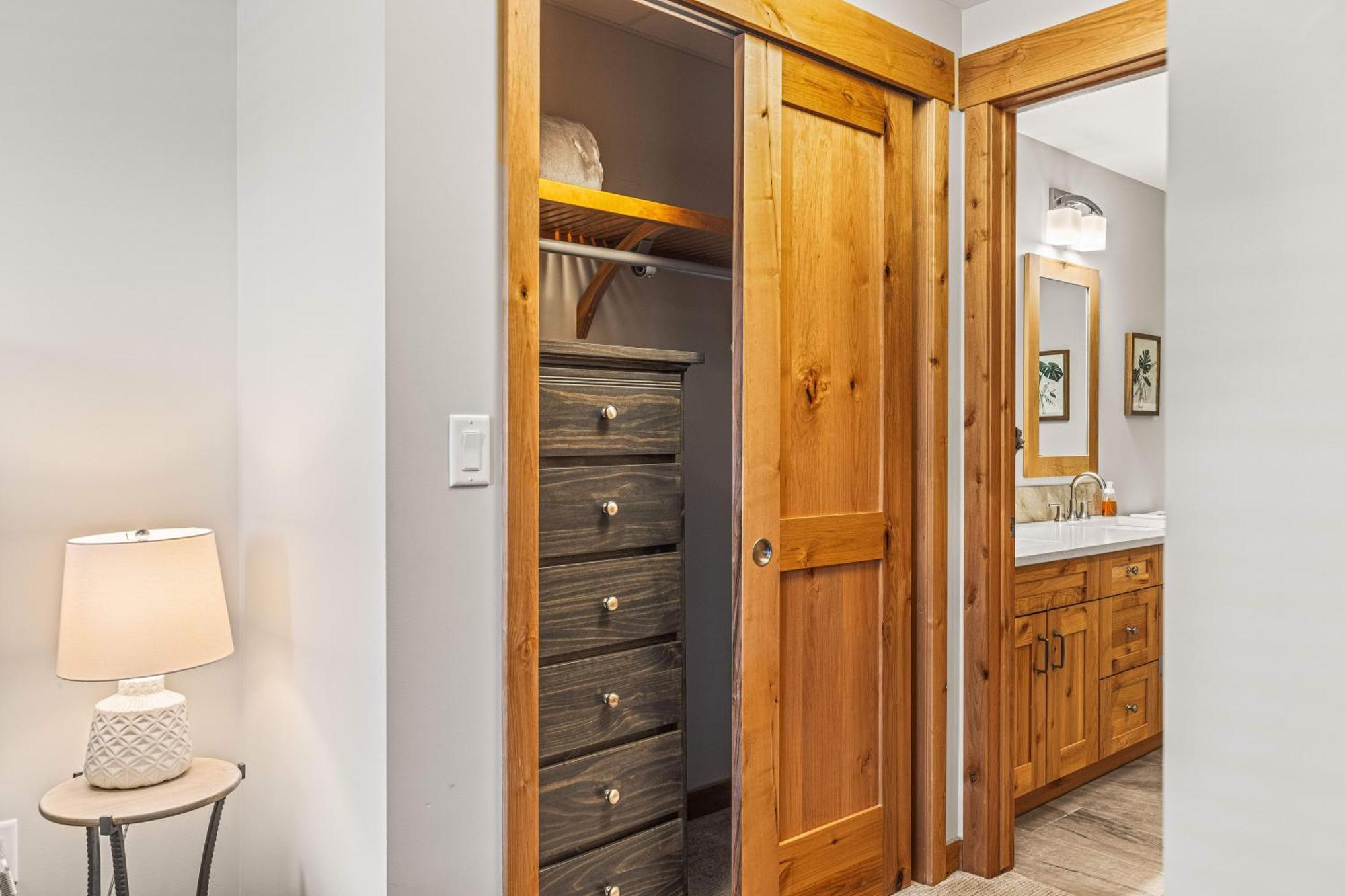 Spring Creek Luxury King One Bedroom At White Spruce Lodge Canmore Kültér fotó