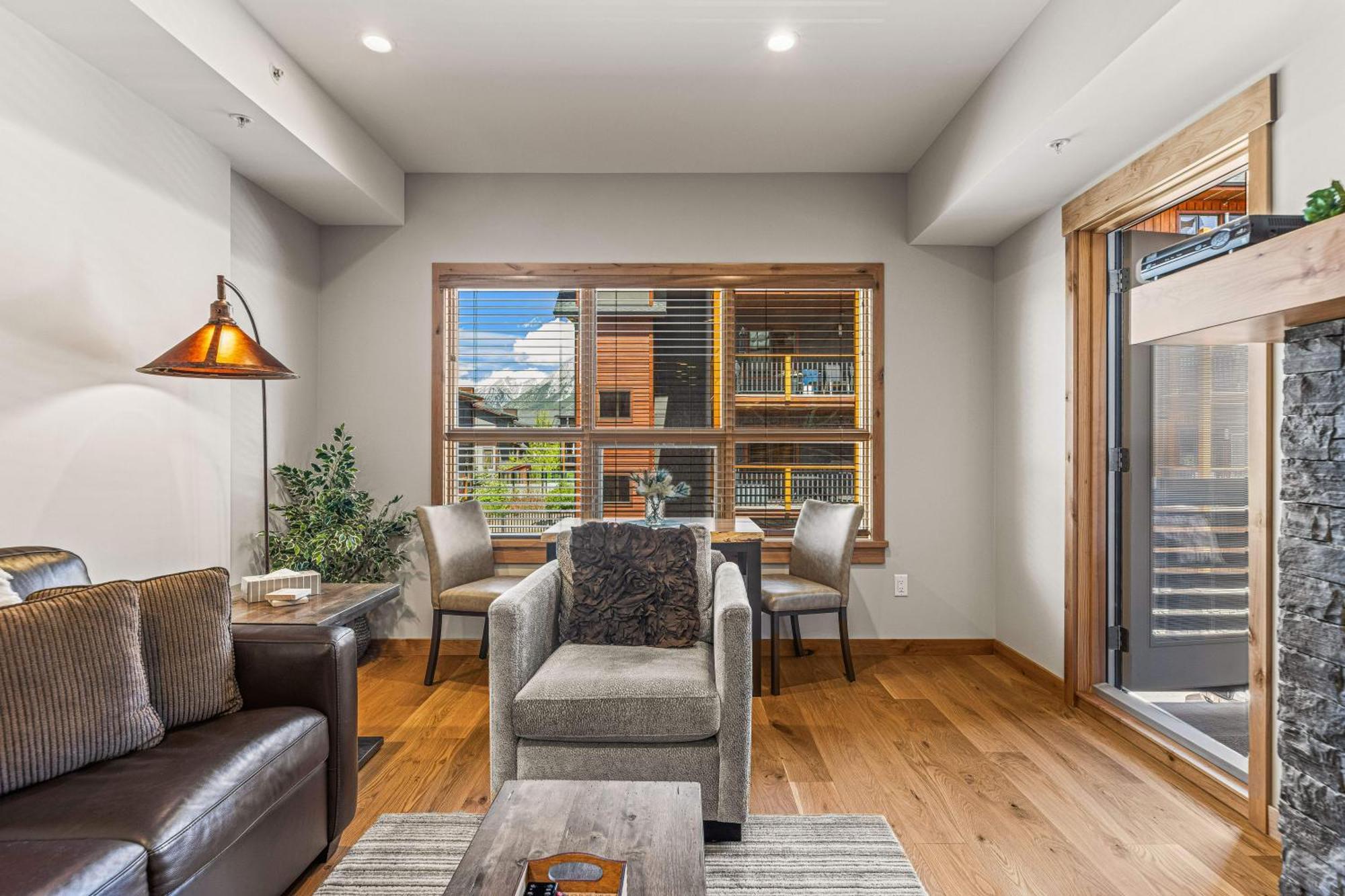 Spring Creek Luxury King One Bedroom At White Spruce Lodge Canmore Kültér fotó