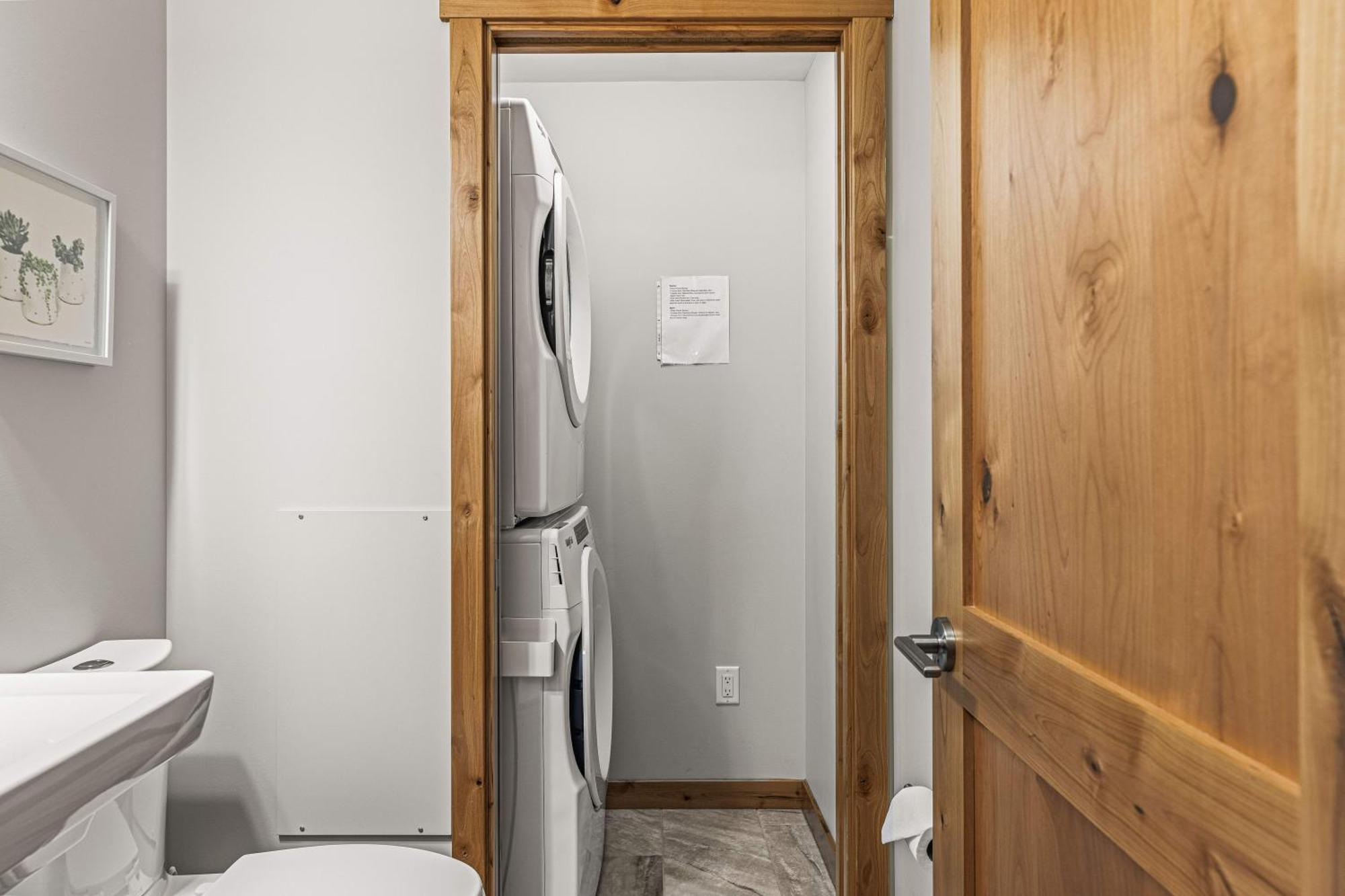 Spring Creek Luxury King One Bedroom At White Spruce Lodge Canmore Kültér fotó
