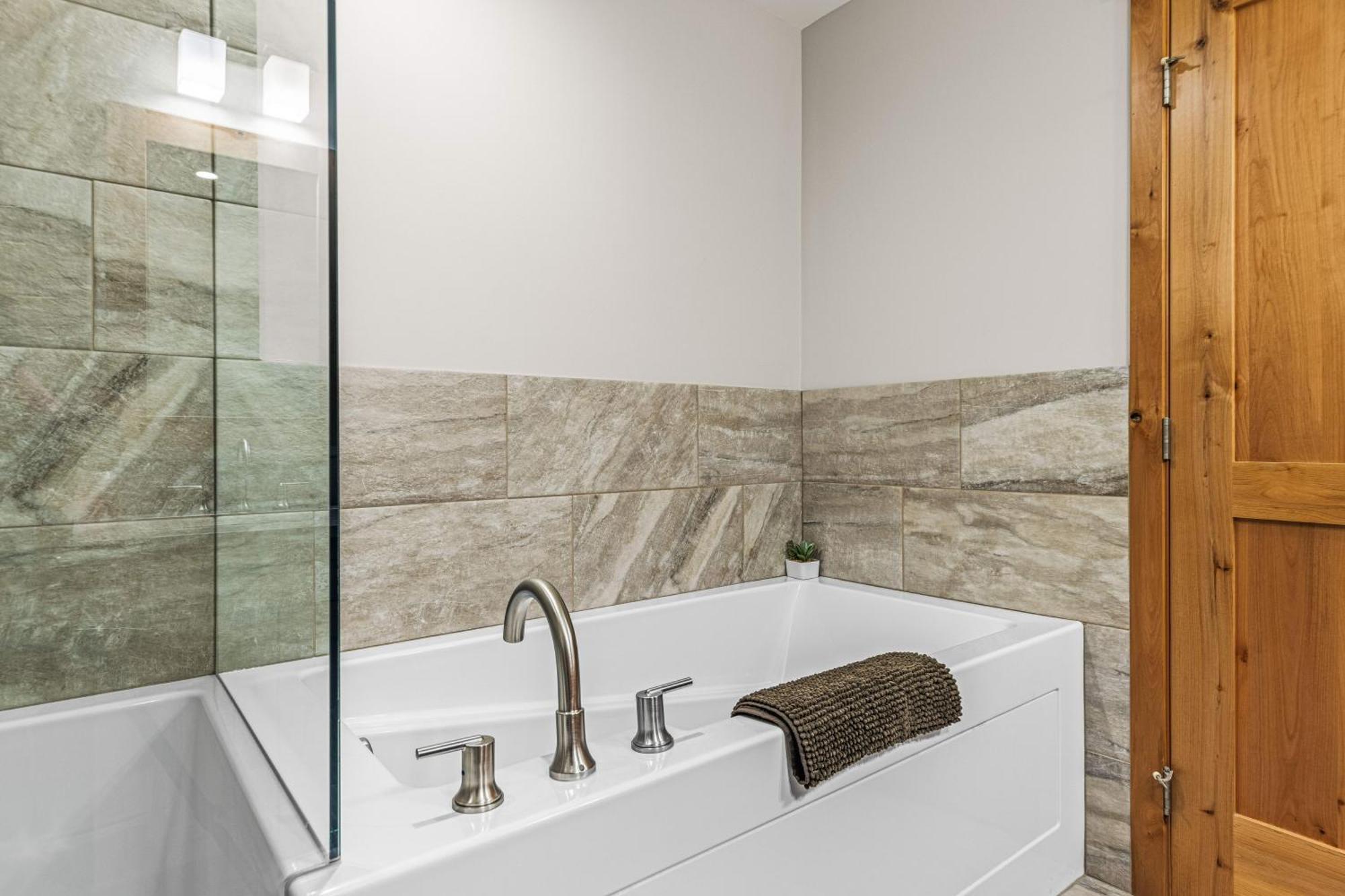 Spring Creek Luxury King One Bedroom At White Spruce Lodge Canmore Kültér fotó