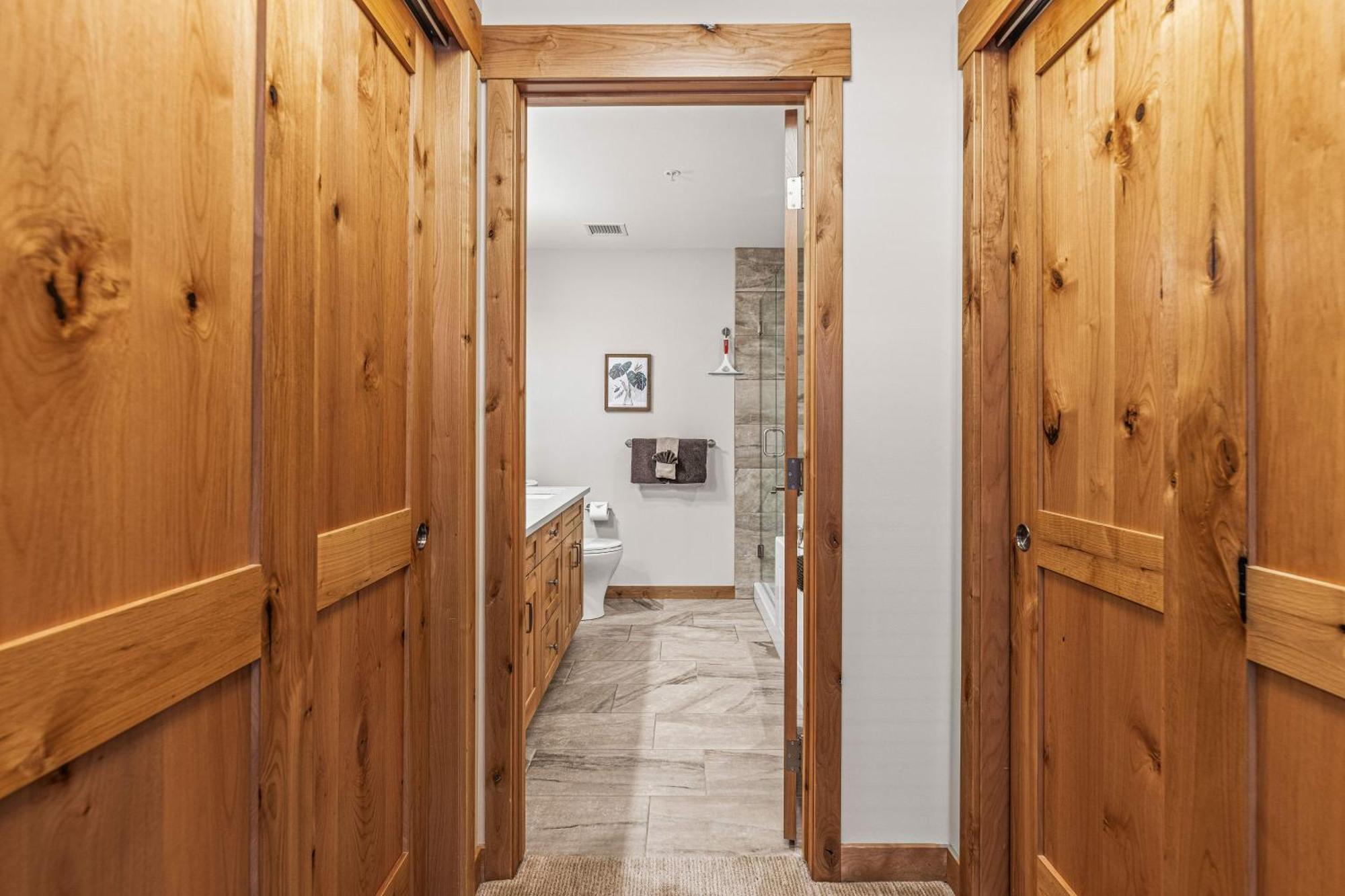 Spring Creek Luxury King One Bedroom At White Spruce Lodge Canmore Kültér fotó