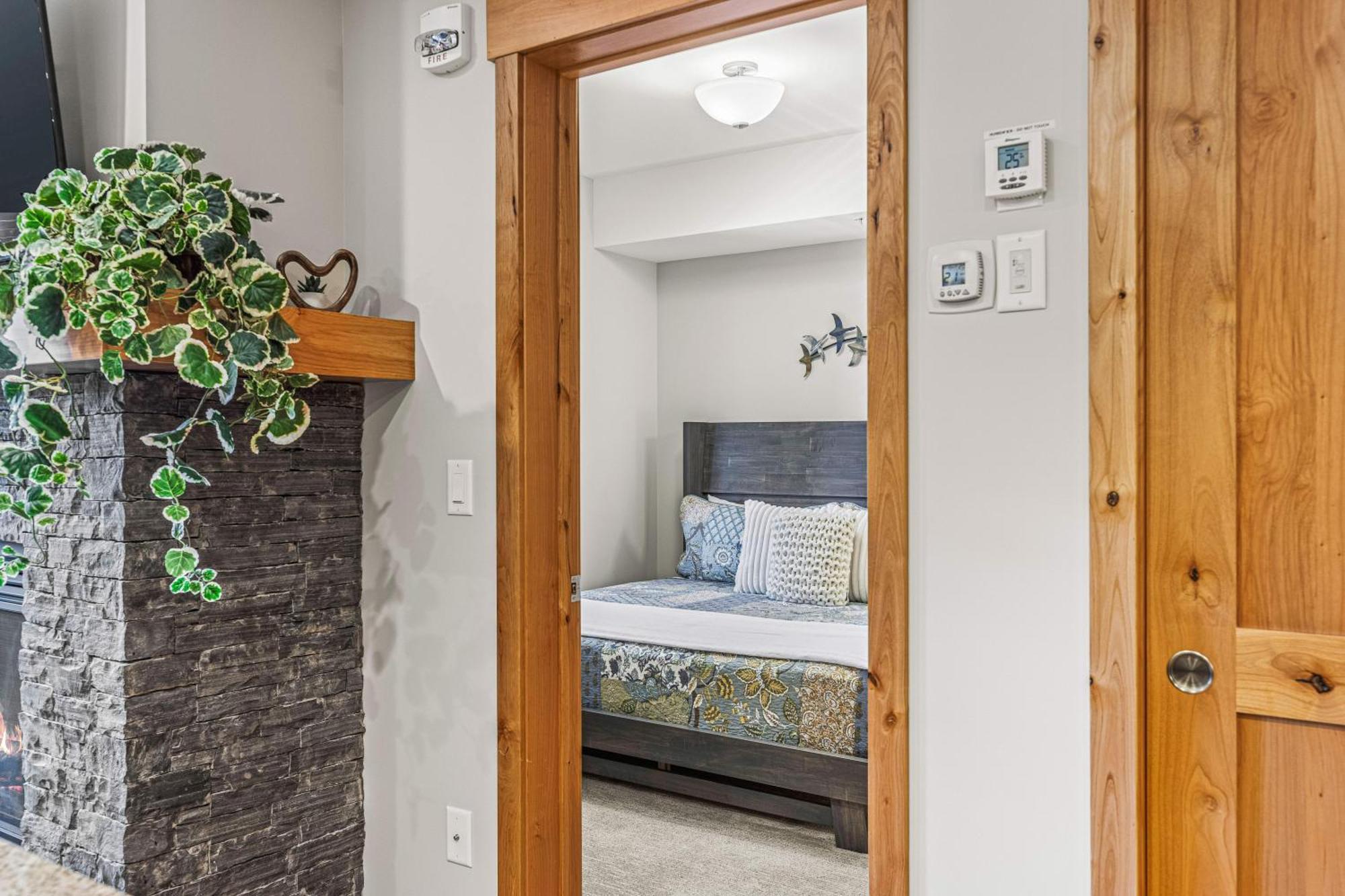 Spring Creek Luxury King One Bedroom At White Spruce Lodge Canmore Kültér fotó