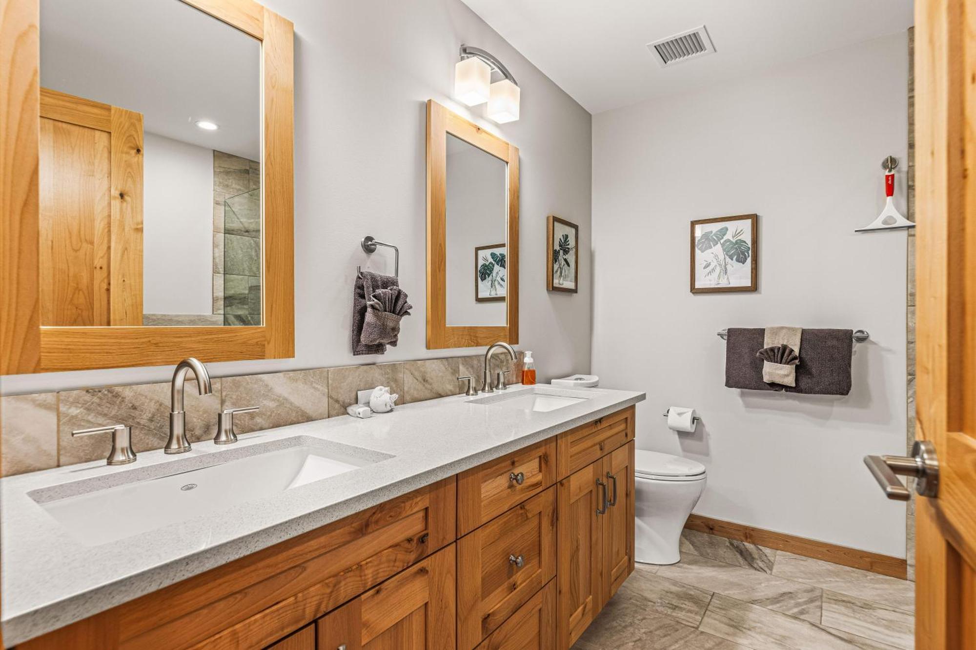 Spring Creek Luxury King One Bedroom At White Spruce Lodge Canmore Kültér fotó