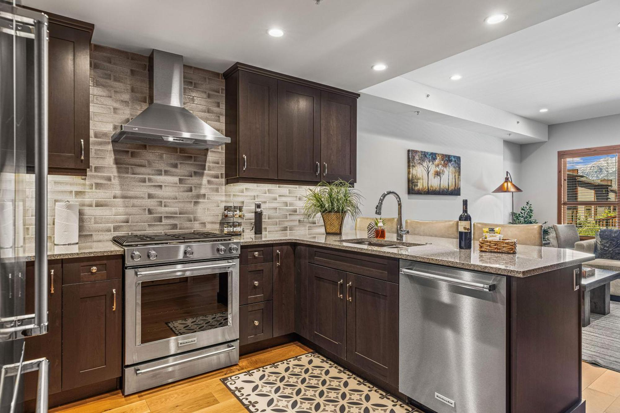 Spring Creek Luxury King One Bedroom At White Spruce Lodge Canmore Kültér fotó