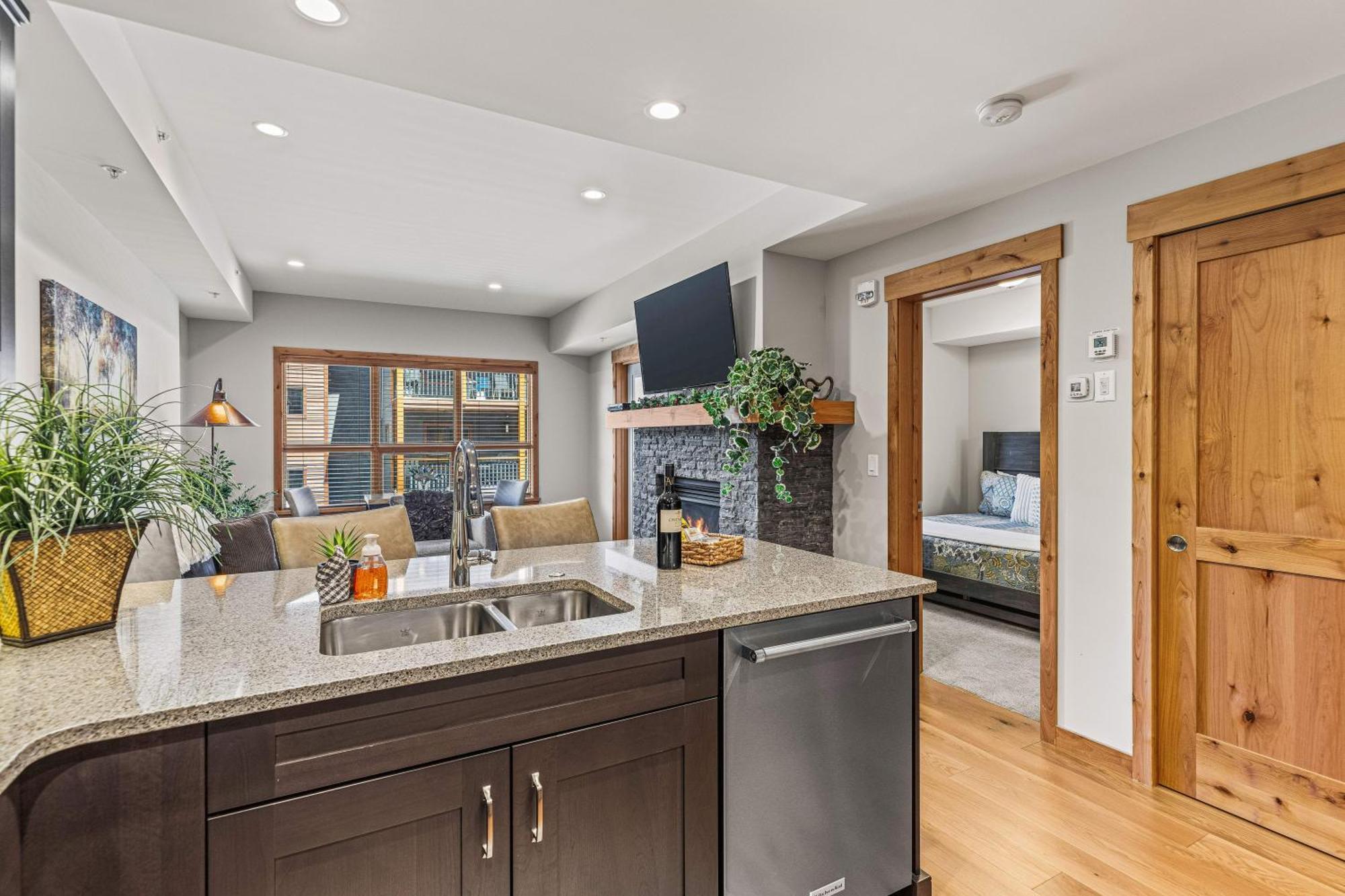 Spring Creek Luxury King One Bedroom At White Spruce Lodge Canmore Kültér fotó