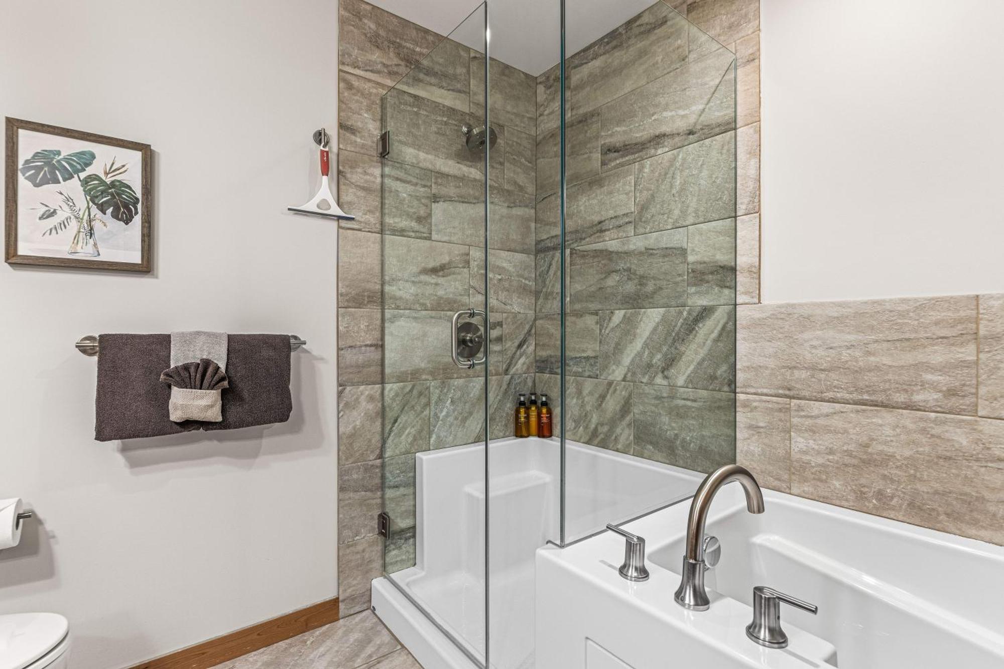 Spring Creek Luxury King One Bedroom At White Spruce Lodge Canmore Kültér fotó