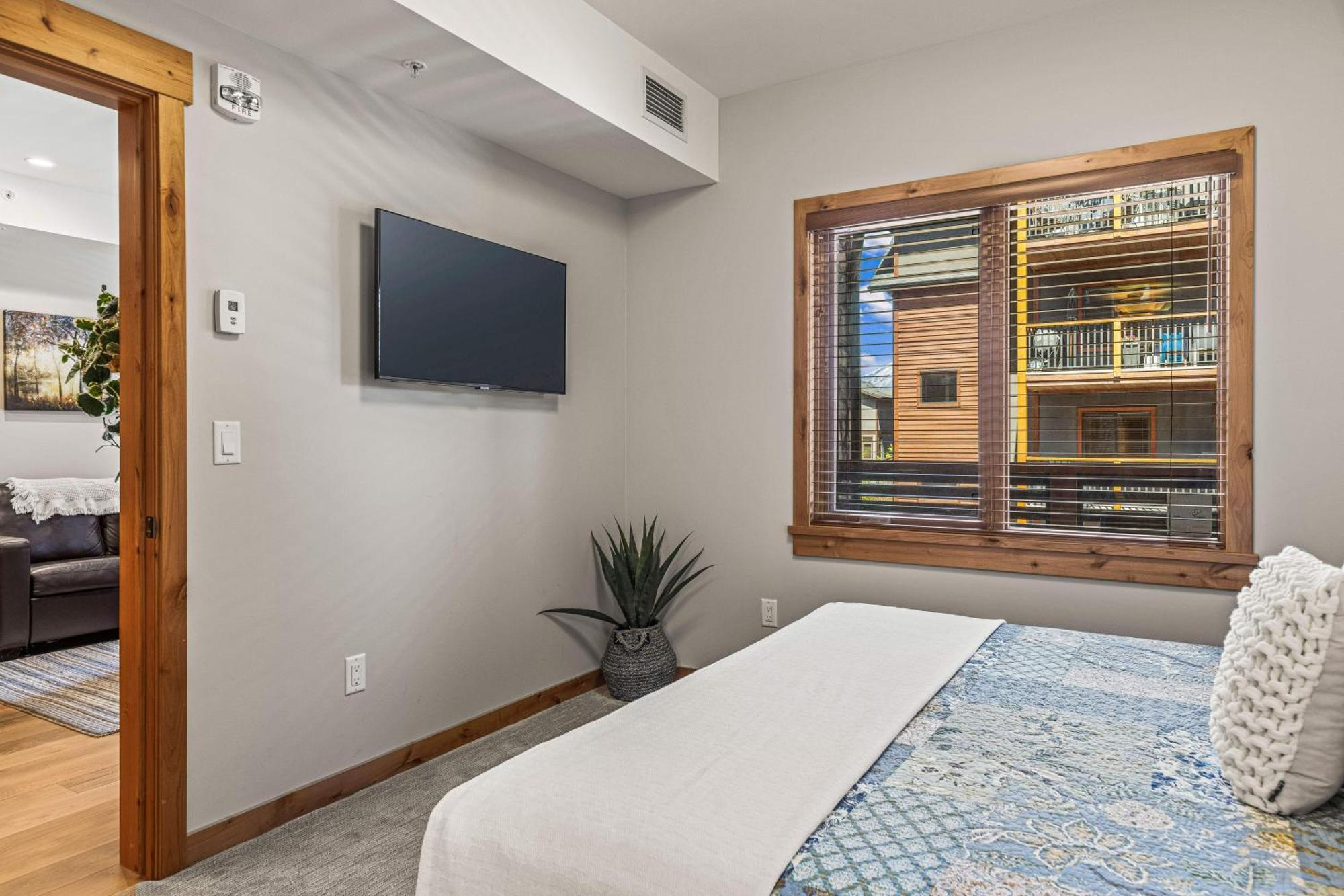 Spring Creek Luxury King One Bedroom At White Spruce Lodge Canmore Kültér fotó