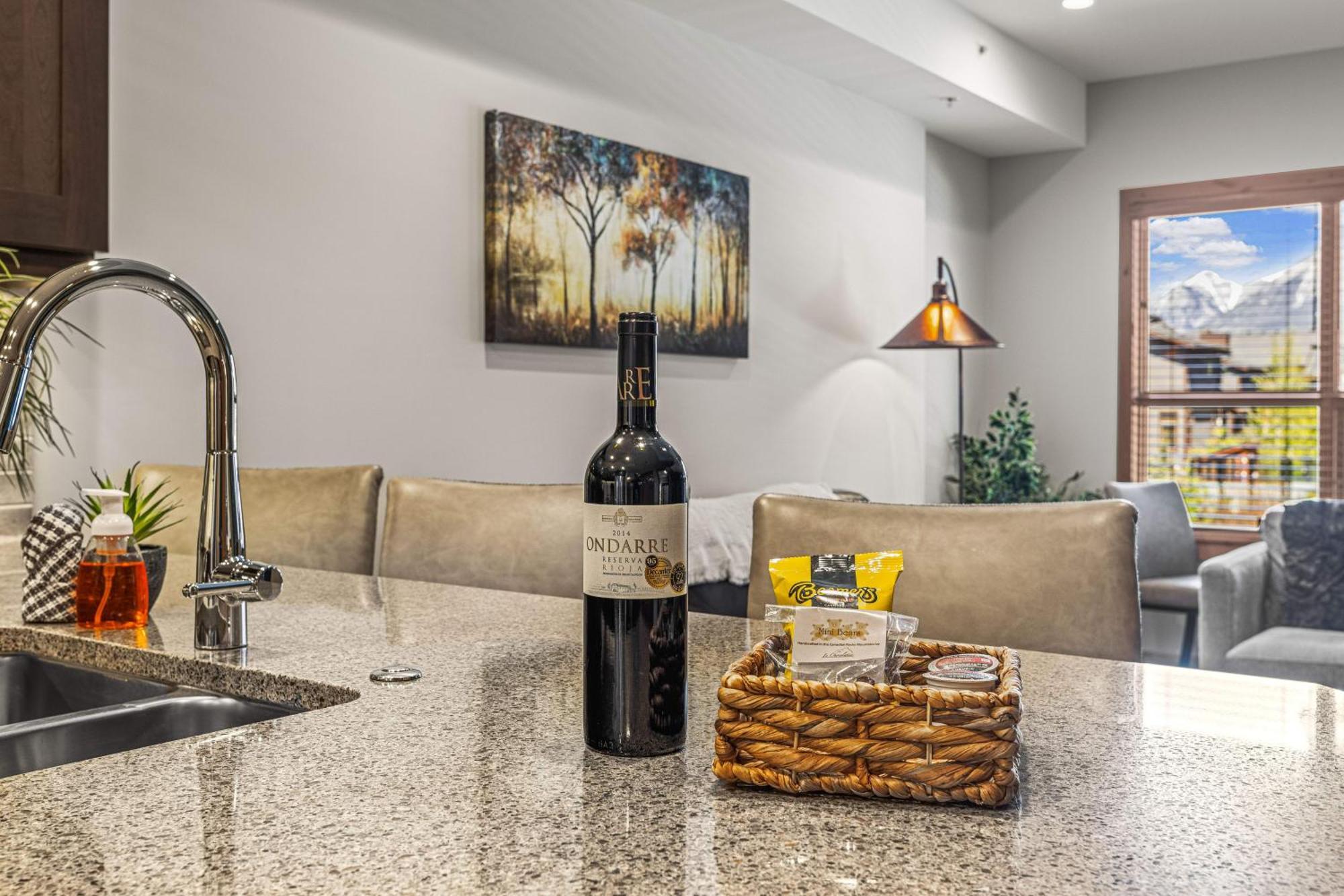 Spring Creek Luxury King One Bedroom At White Spruce Lodge Canmore Kültér fotó