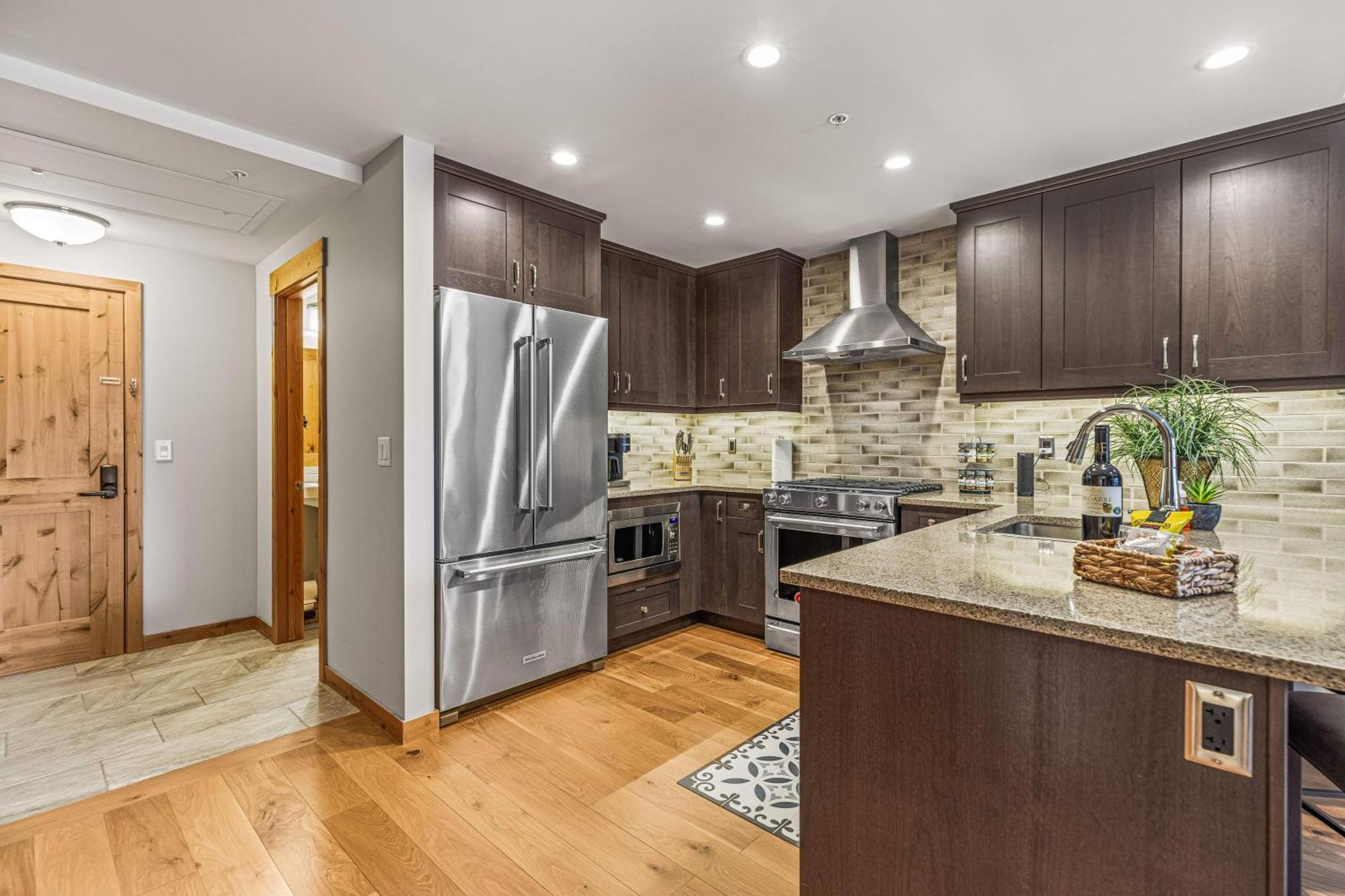 Spring Creek Luxury King One Bedroom At White Spruce Lodge Canmore Kültér fotó